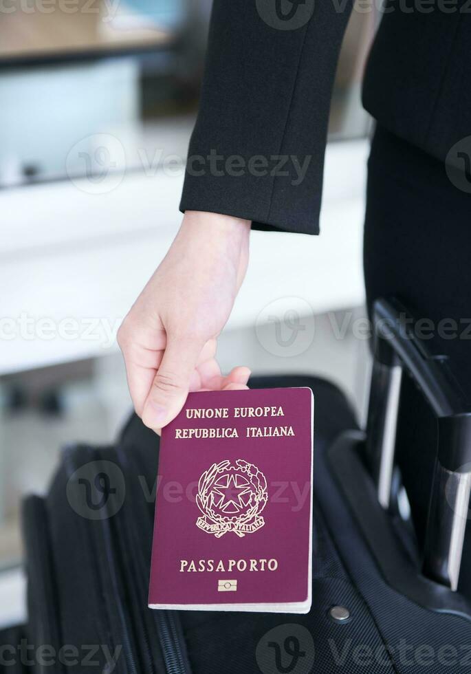 mano Tenere Italia passaporto, pronto per viaggio foto