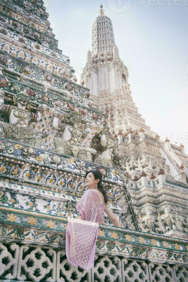 bellissimo asiatico ragazza nel tailandese tradizionale costume a tempio foto