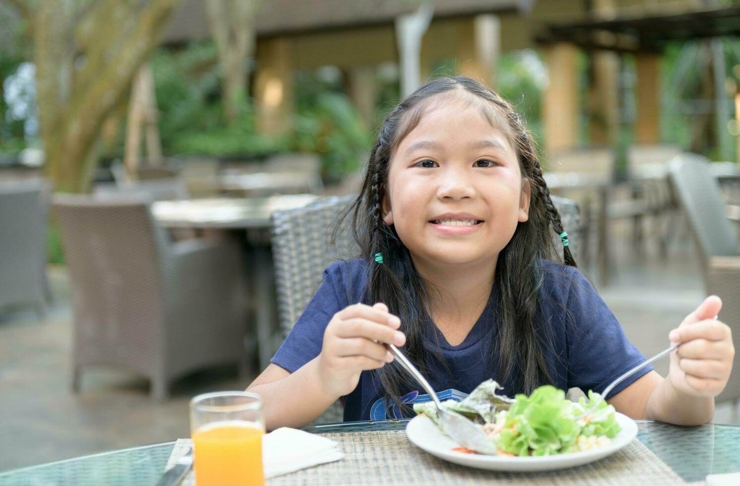 asiatico carino ragazza godere per mangiare vegatable insalata foto