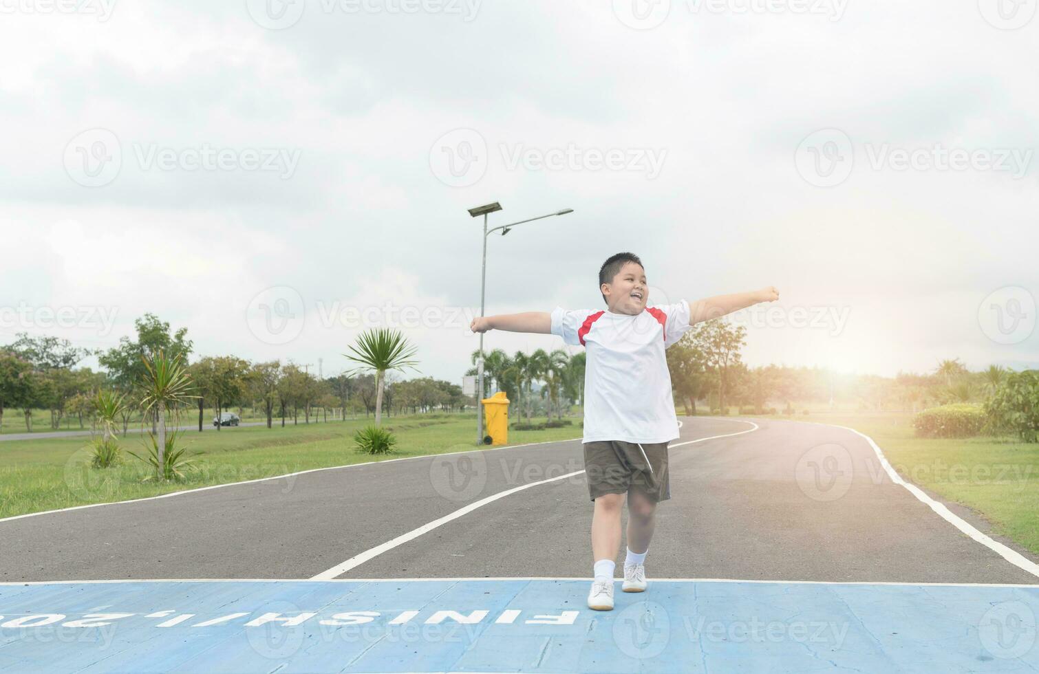 contento asiatico Grasso ragazzo in esecuzione per il finito linea. foto