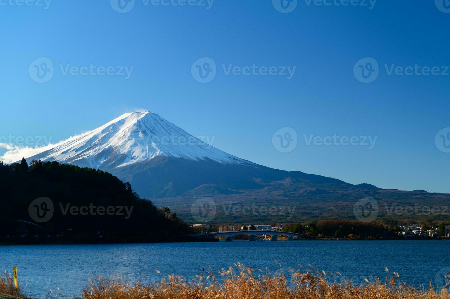 paesaggio di fuji montagna a lago Kawaguchiko foto