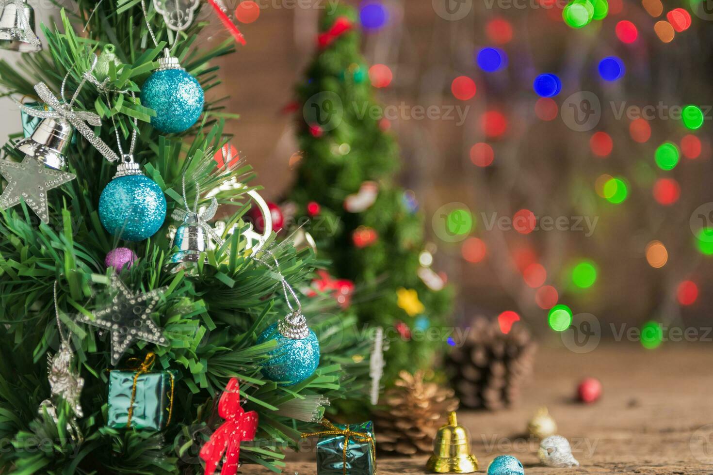 chiuso su di Natale albero con regalo su vecchio legna foto