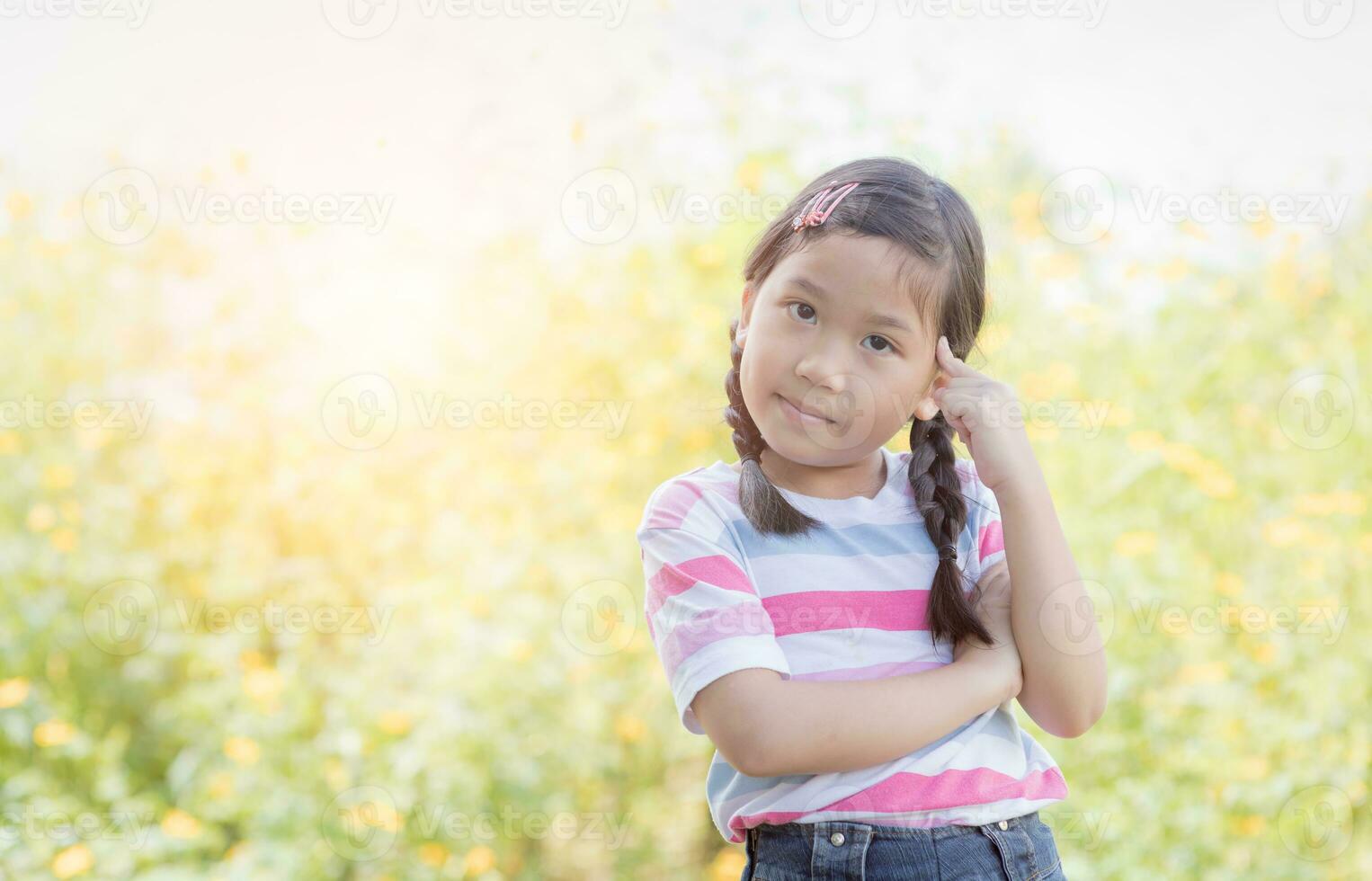 carino asiatico poco ragazza pensiero su natura foto