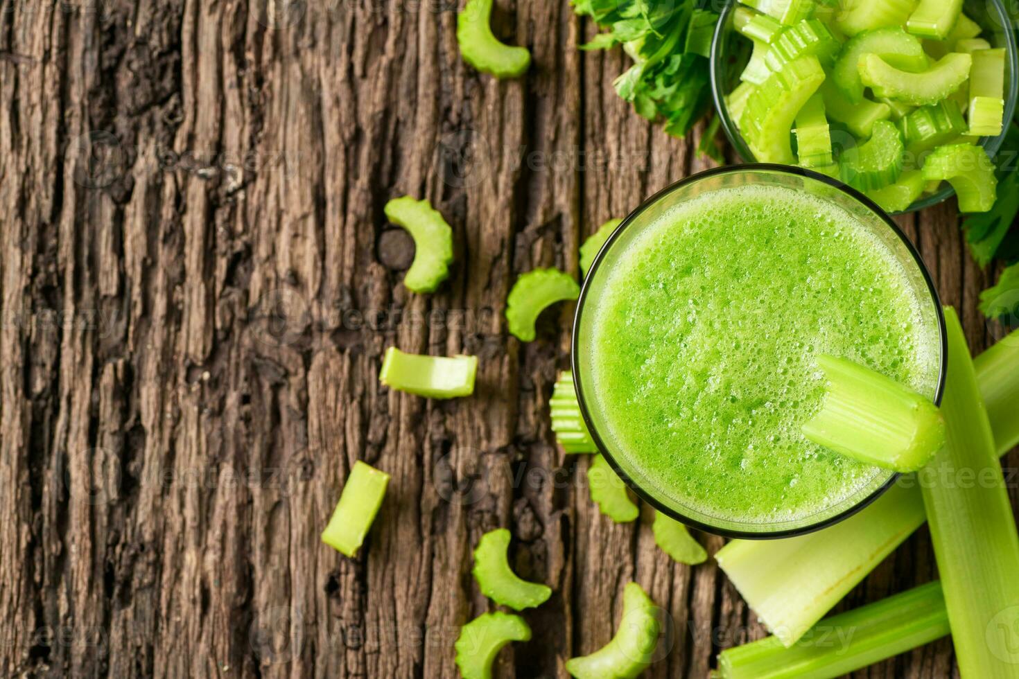 superiore Visualizza di fresco verde sedano succo foto