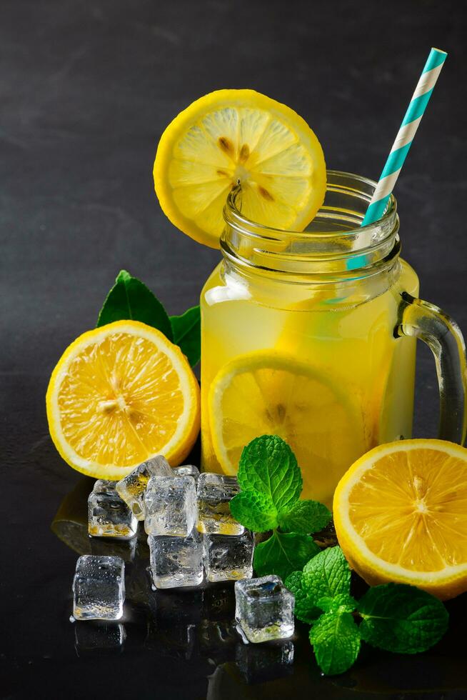 limoni succo e fresco fetta Limone con menta piperita foto