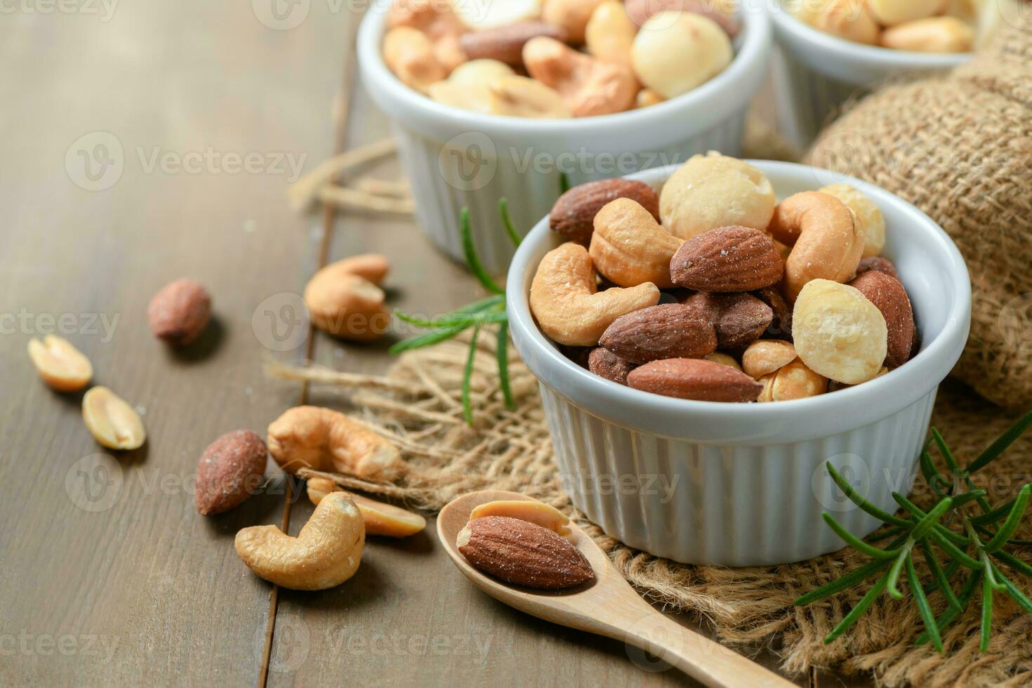 salato cocktail noccioline su legna sfondo, foto