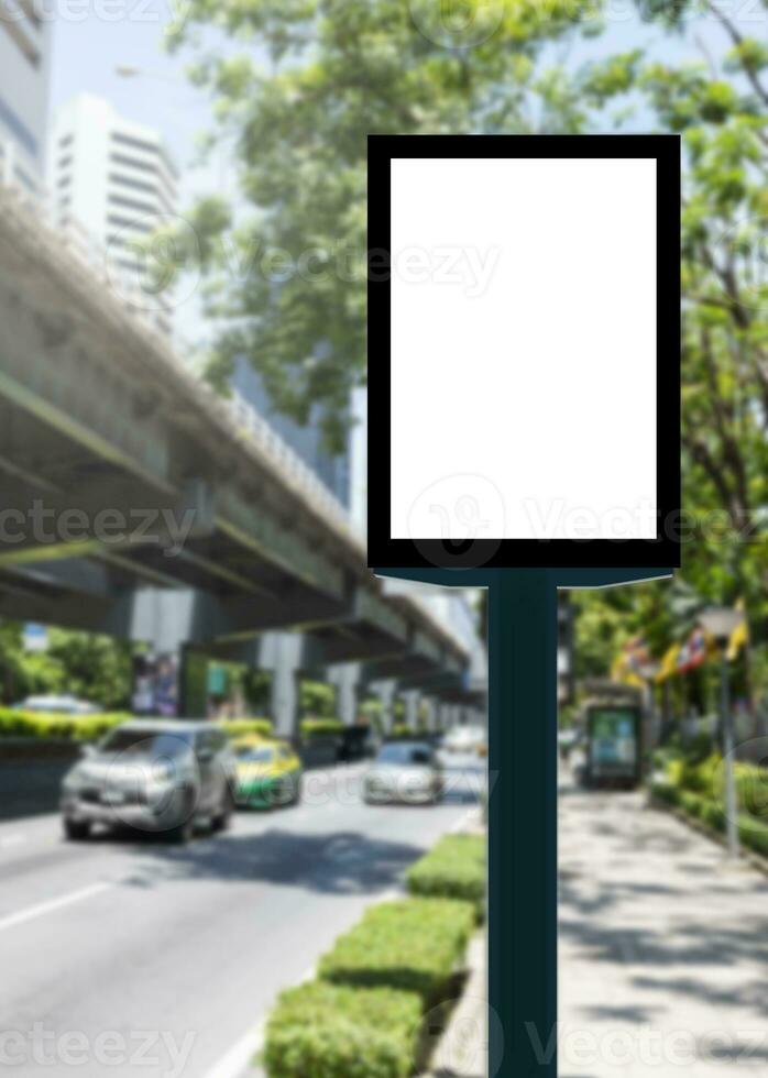 all'aperto polo verticale leggero scatola tabellone con finto su bianca schermo su sentiero e ritaglio sentiero foto