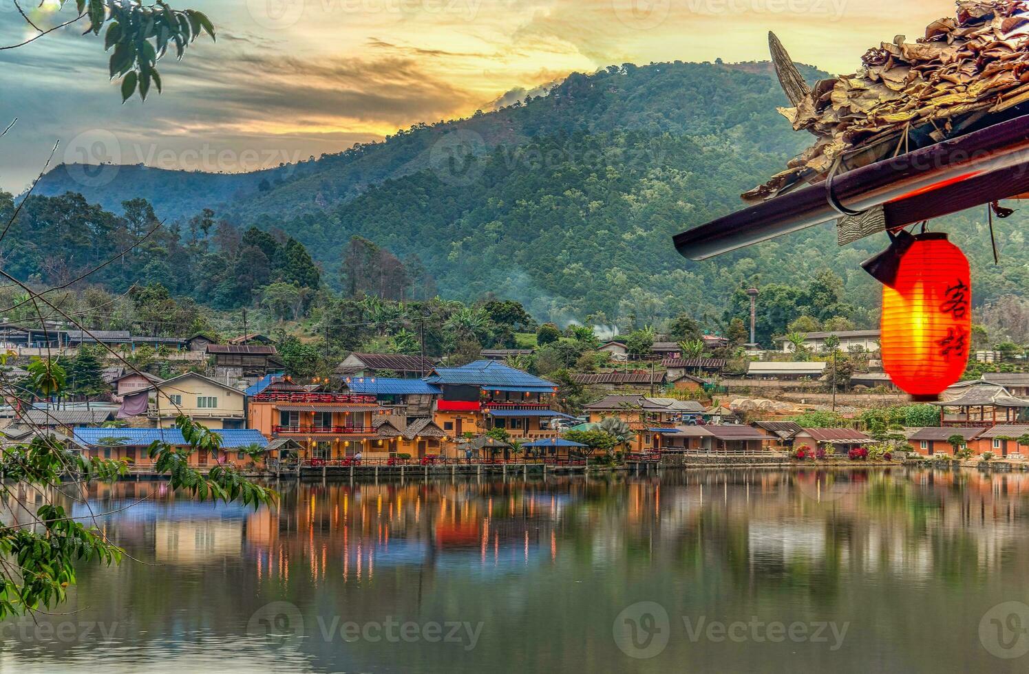 lanterne cinesi e barche nel lago con tramonto sul ban rak thai foto