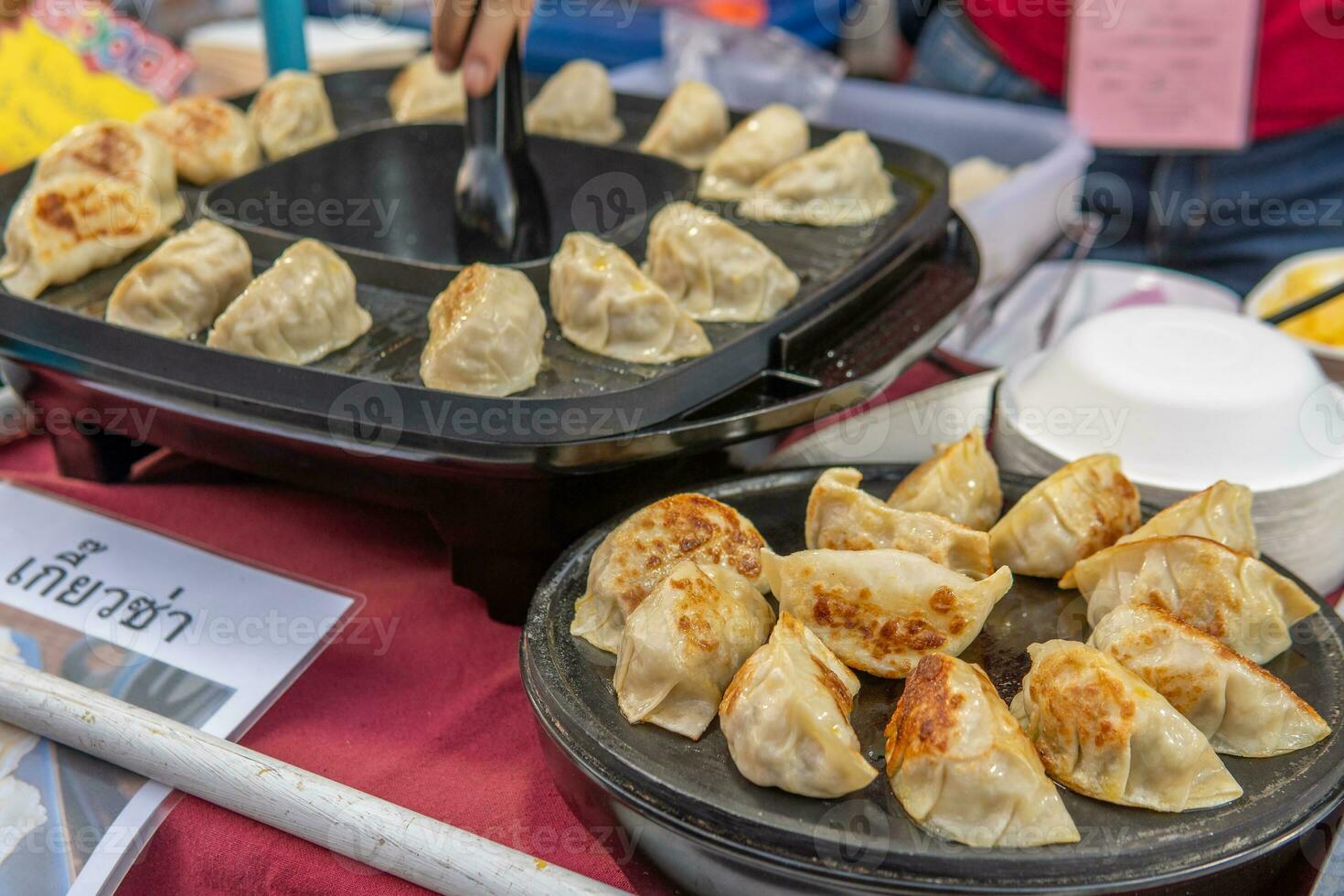 gnocchi in vendita per le strade di chiang mai foto