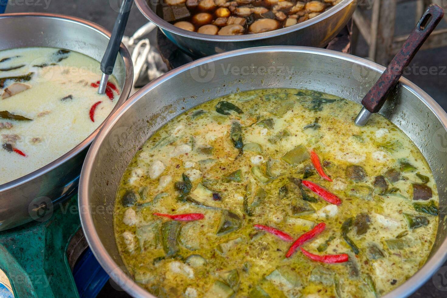strada cibo - la minestra con tailandese peperoncini su superiore foto
