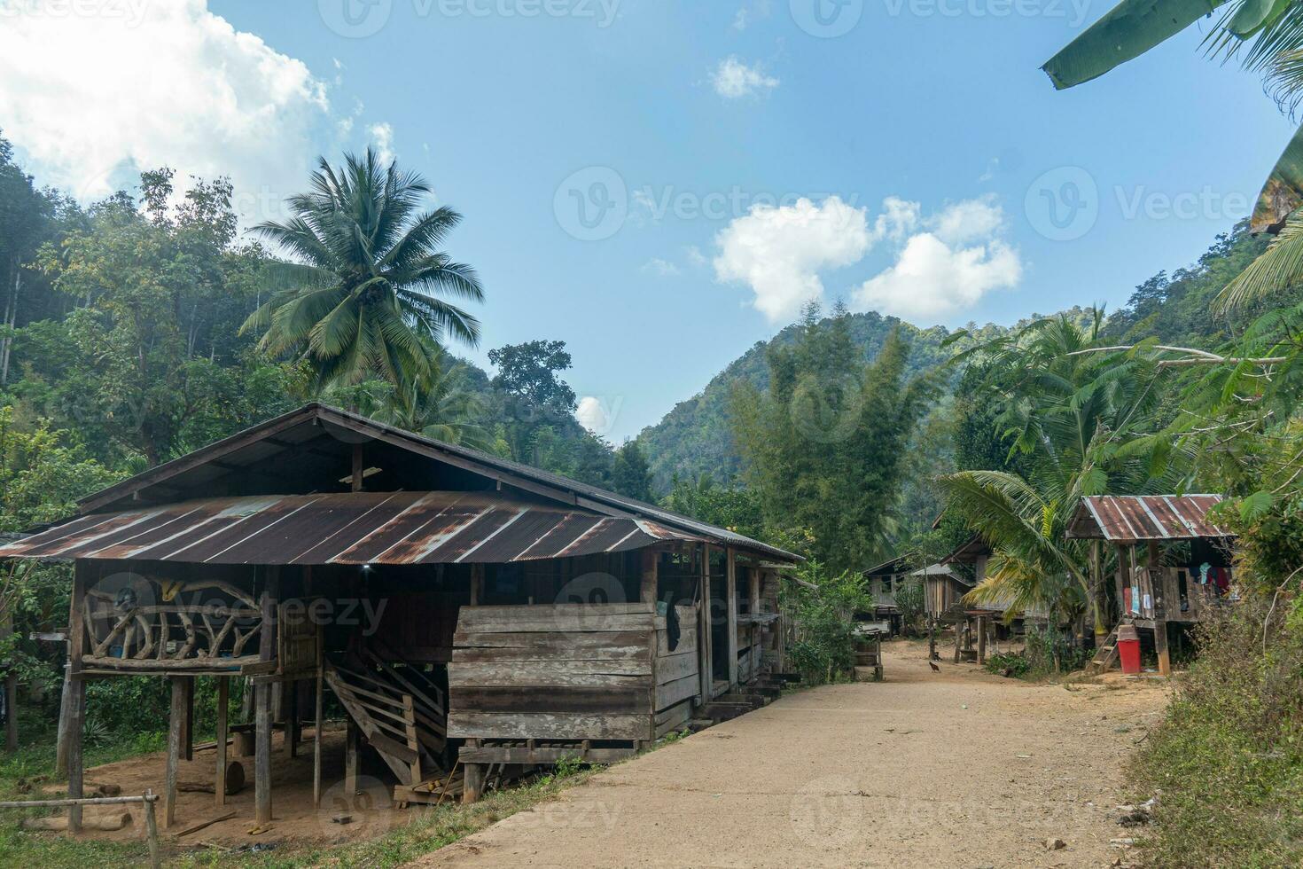 visitando ban huai haeng ban huay hom school, chiang rai, ciclo di mae hong son, mae sariang, nord della thailandia foto