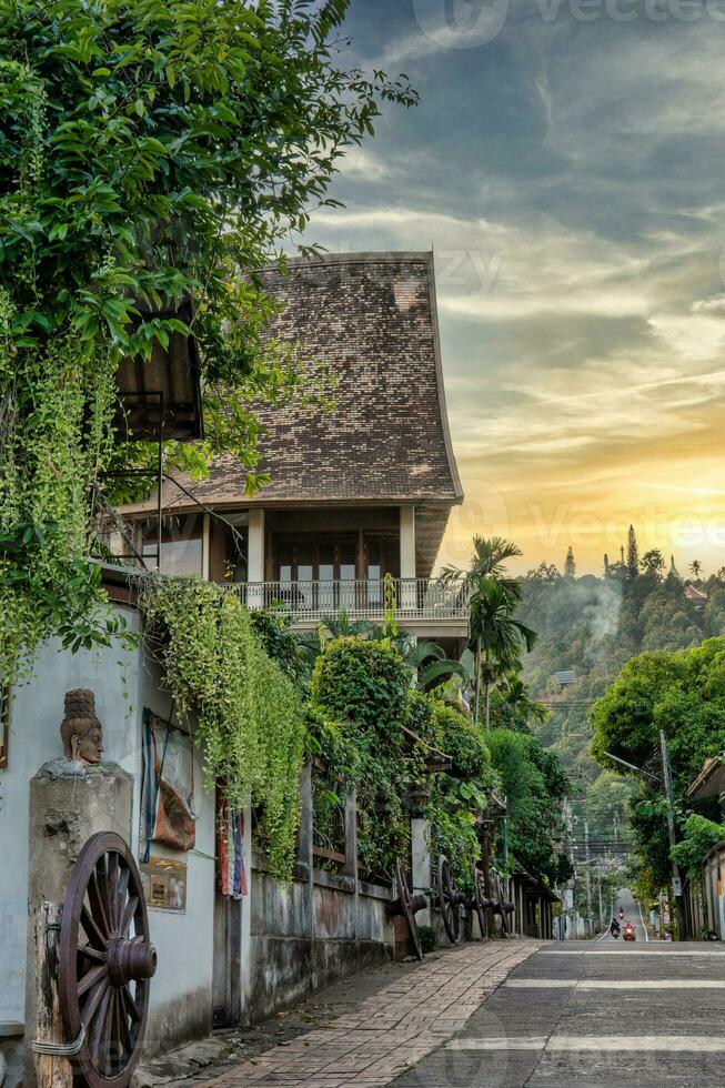 bellissimo strada nel mae hong figlio foto