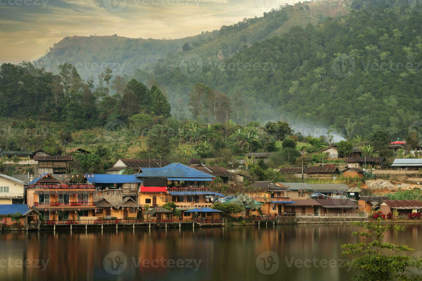 liscio vetroso lago a bandire rak tailandese foto