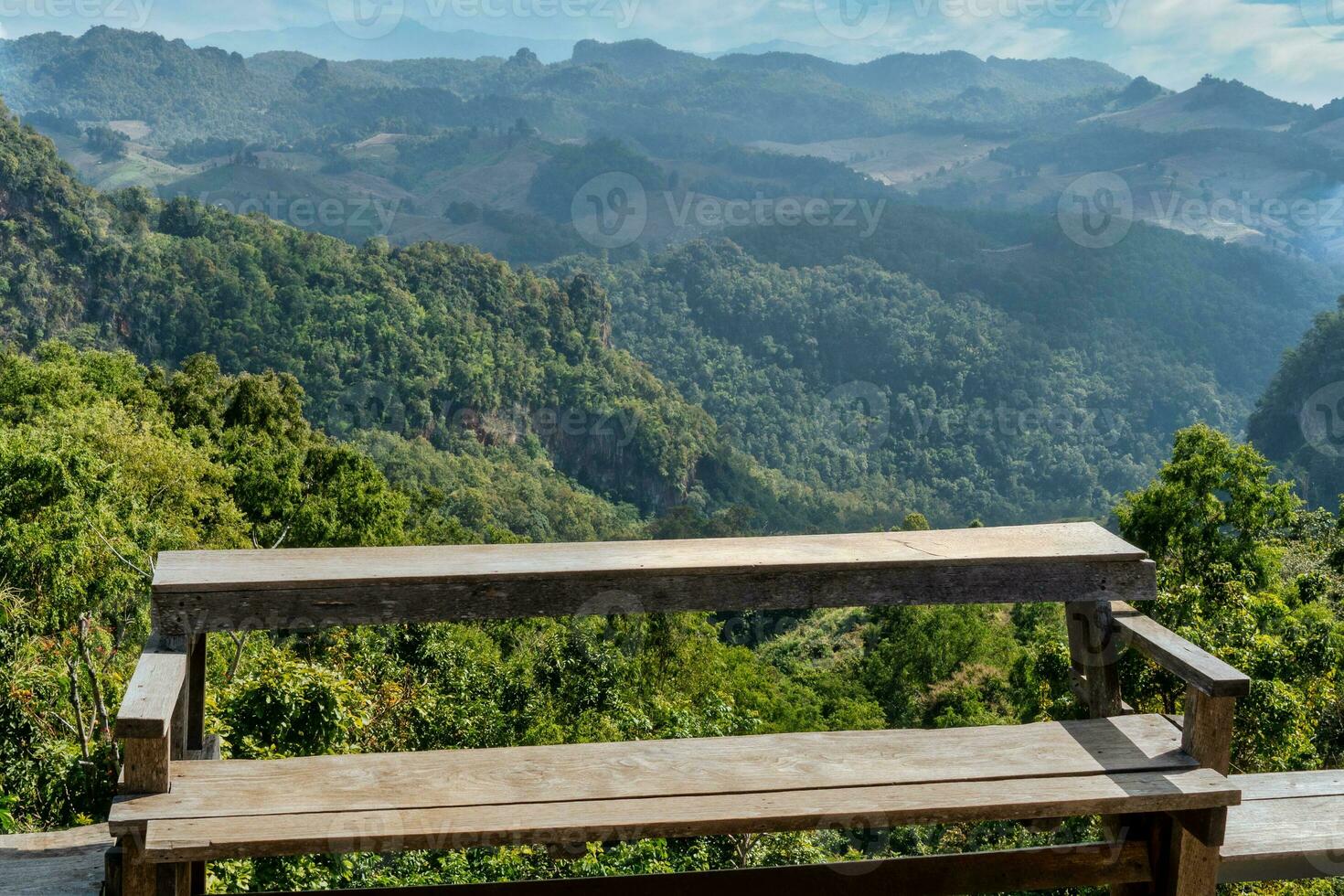 un' di legno panchina e Visualizza di montagne a partire dal bandire jabo villaggio nel settentrionale Tailandia foto