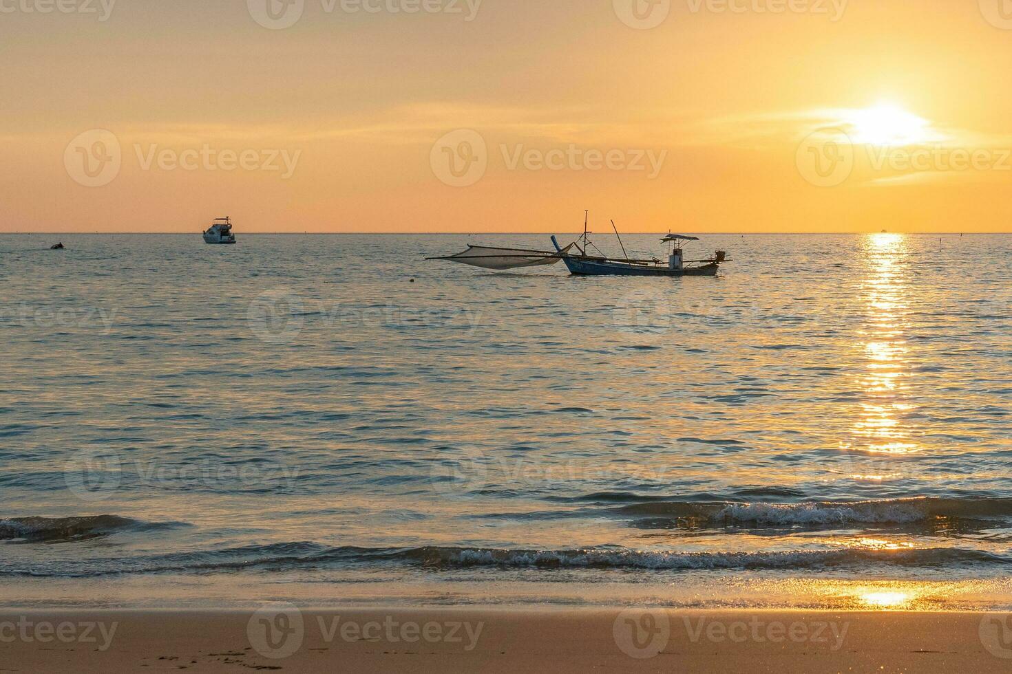 pesca barca durante tramonto nel Tailandia foto