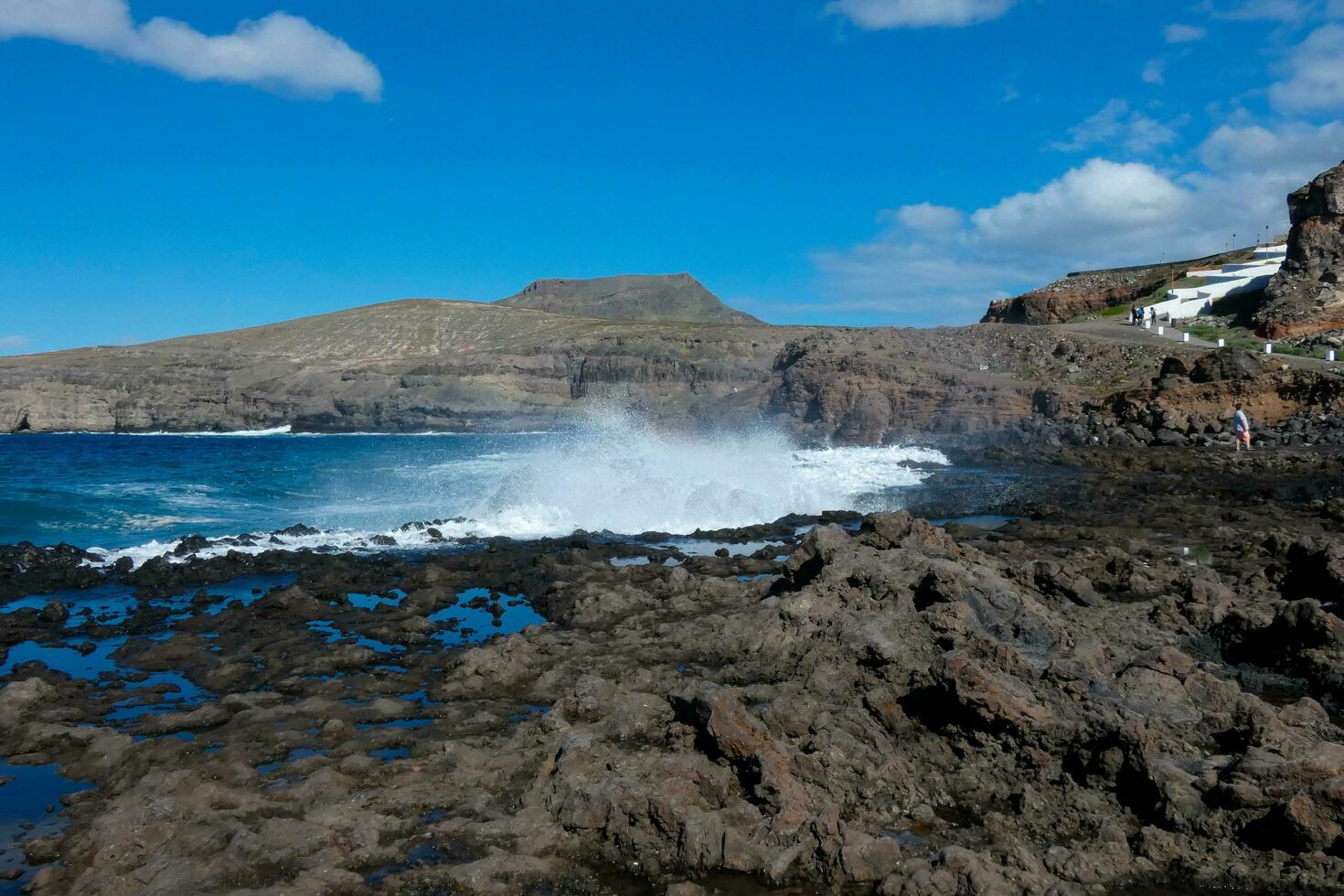 grande onde Crashing contro il rocce nel il oceano foto