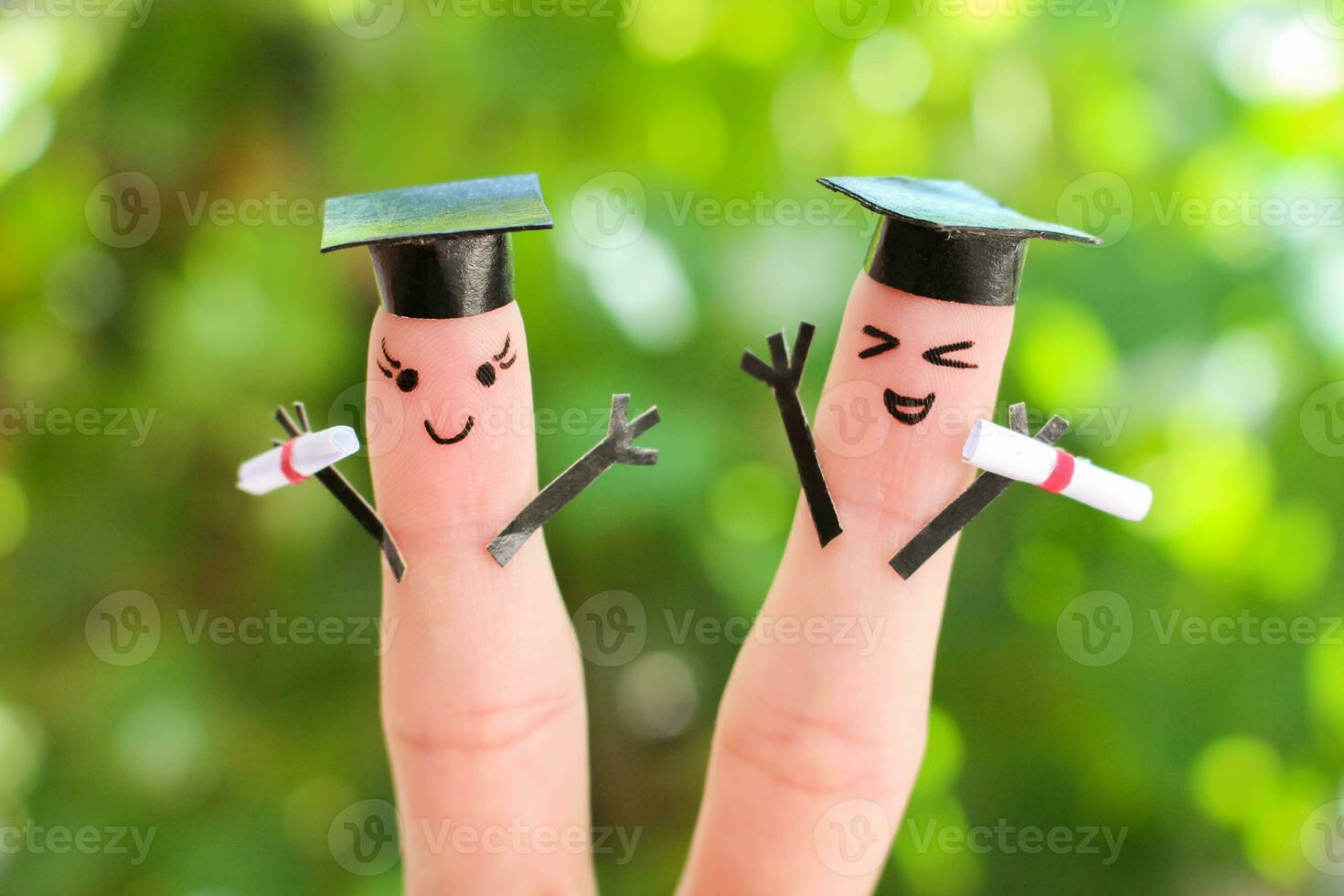 dito arte di gli amici. gruppo di studenti Tenere loro diploma dopo la laurea foto