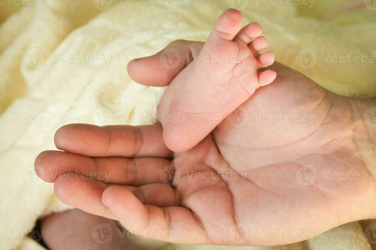 bambino gambe nel di papà mani foto