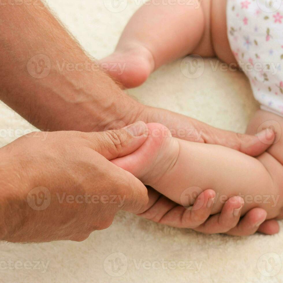 massaggiatore fare massaggio per piede poco bambino foto