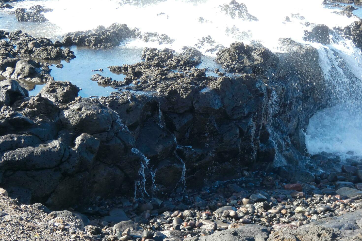 grande onde Crashing contro il rocce nel il oceano foto