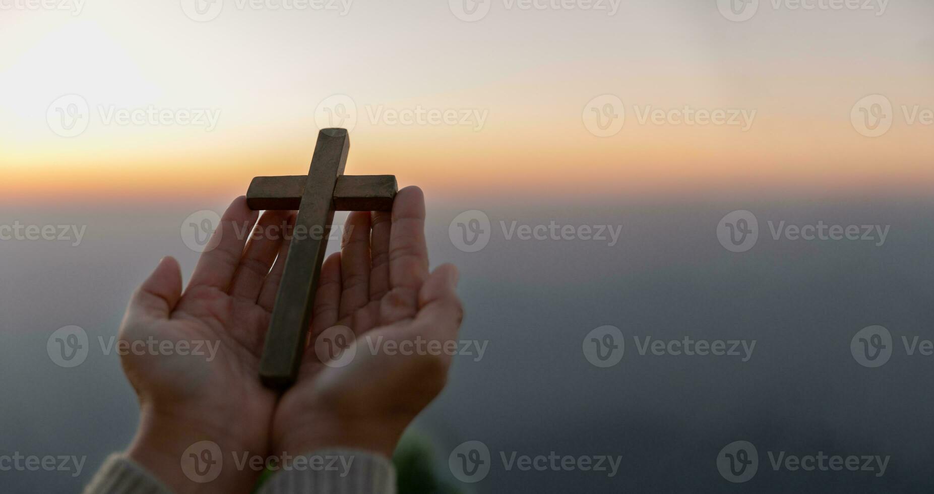 persona mani palma su preghiere e culto di attraversare con credenza nel Gesù Cristo. Eucaristia terapia Dio benedice aiuto, speranza, e fede, cristiano religione concetto su tramonto sfondo. foto