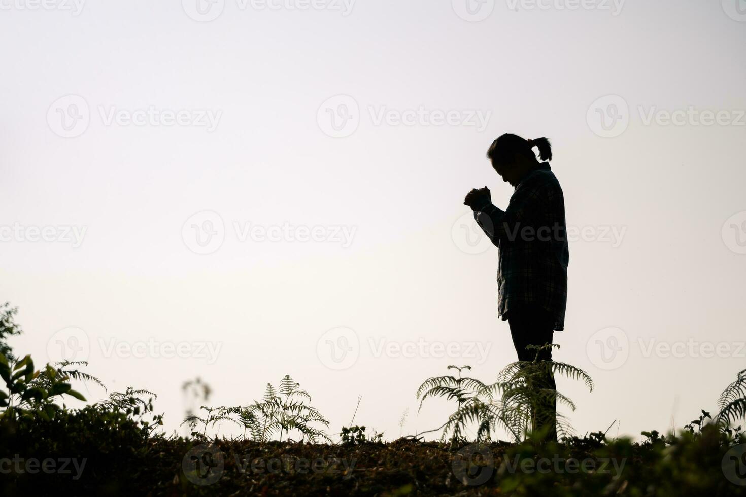 silhouette di donna in ginocchio giù preghiere per culto Dio a bianca sfondo. cristiani pregare per Gesù Cristo per calma. nel mattina persone avuto per un' silenzioso posto e pregato. copia spazio. foto