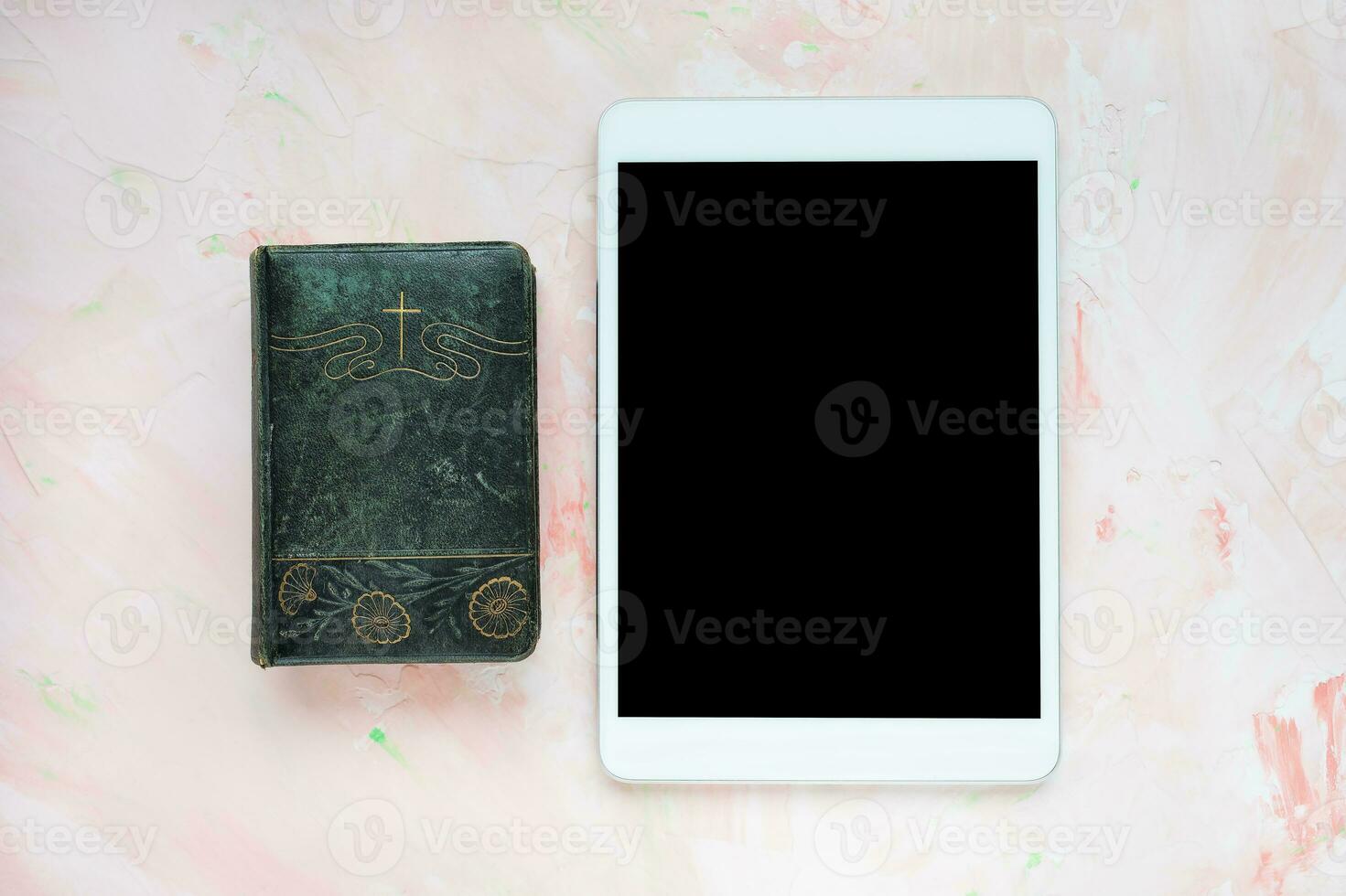 Bibbia e tavoletta su rosa, cristiano sfondo foto