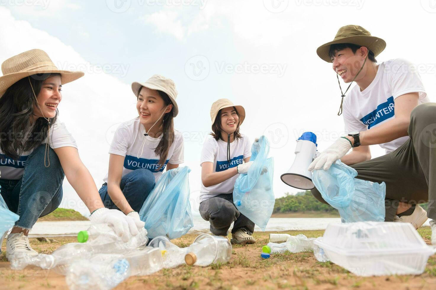 volontari a partire dal il asiatico gioventù Comunità utilizzando sciocchezze borse pulizia su natura par foto