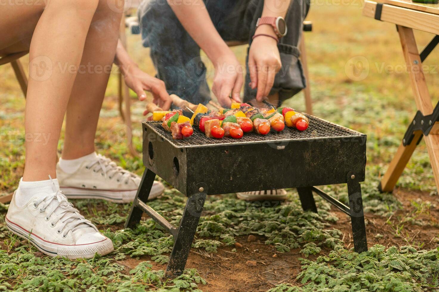 avvicinamento bbq griglia nel campeggio foto