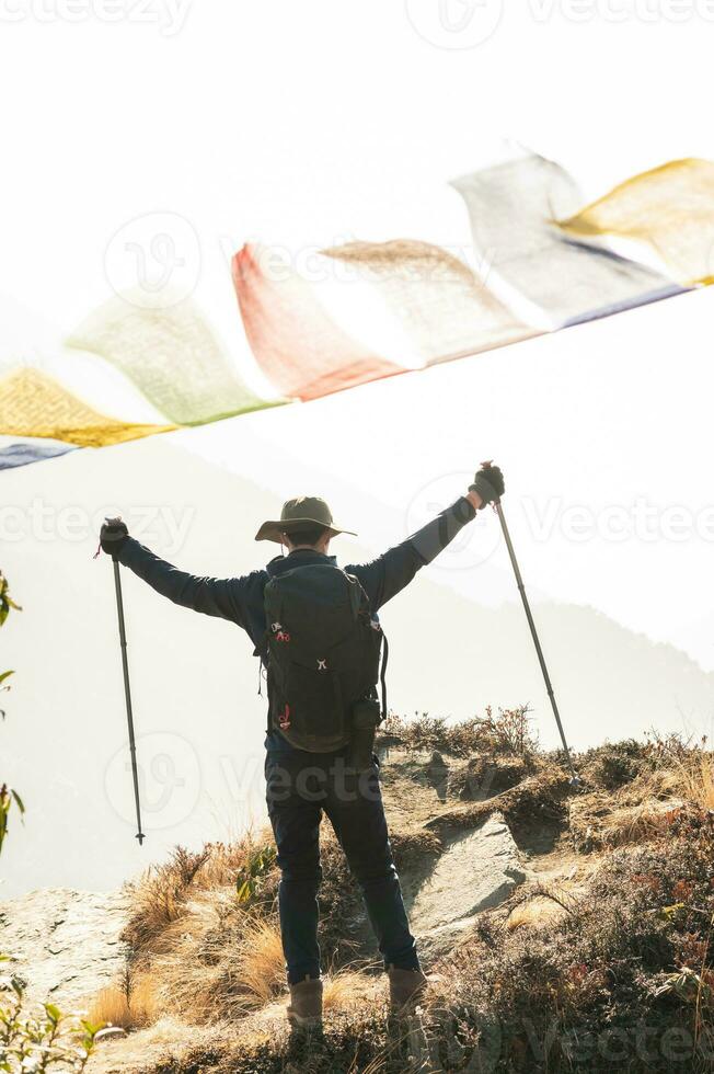 un' giovane viaggiatore il trekking su foresta pista , Nepal foto