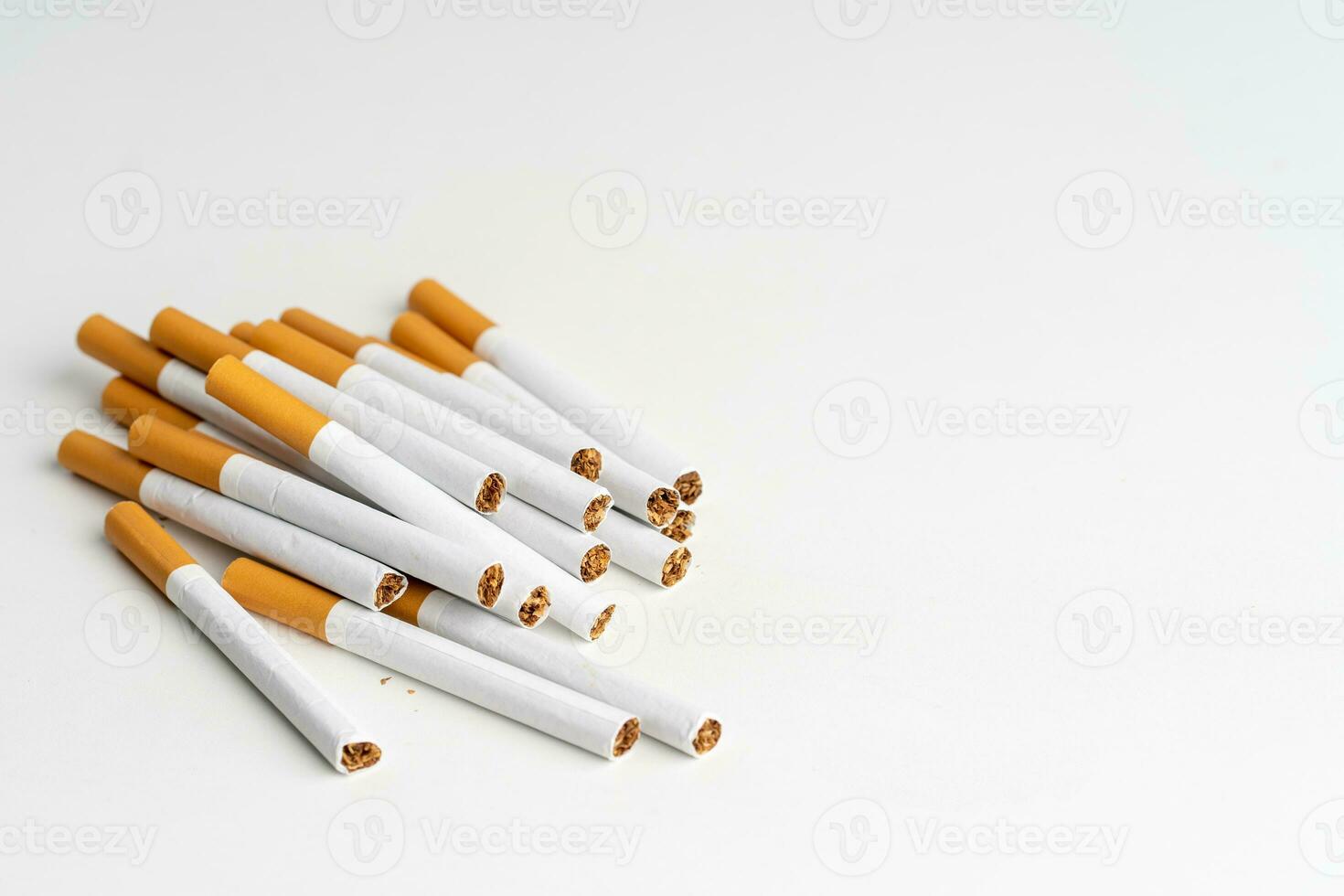 sigarette su un' bianca sfondo con copia spazio. foto