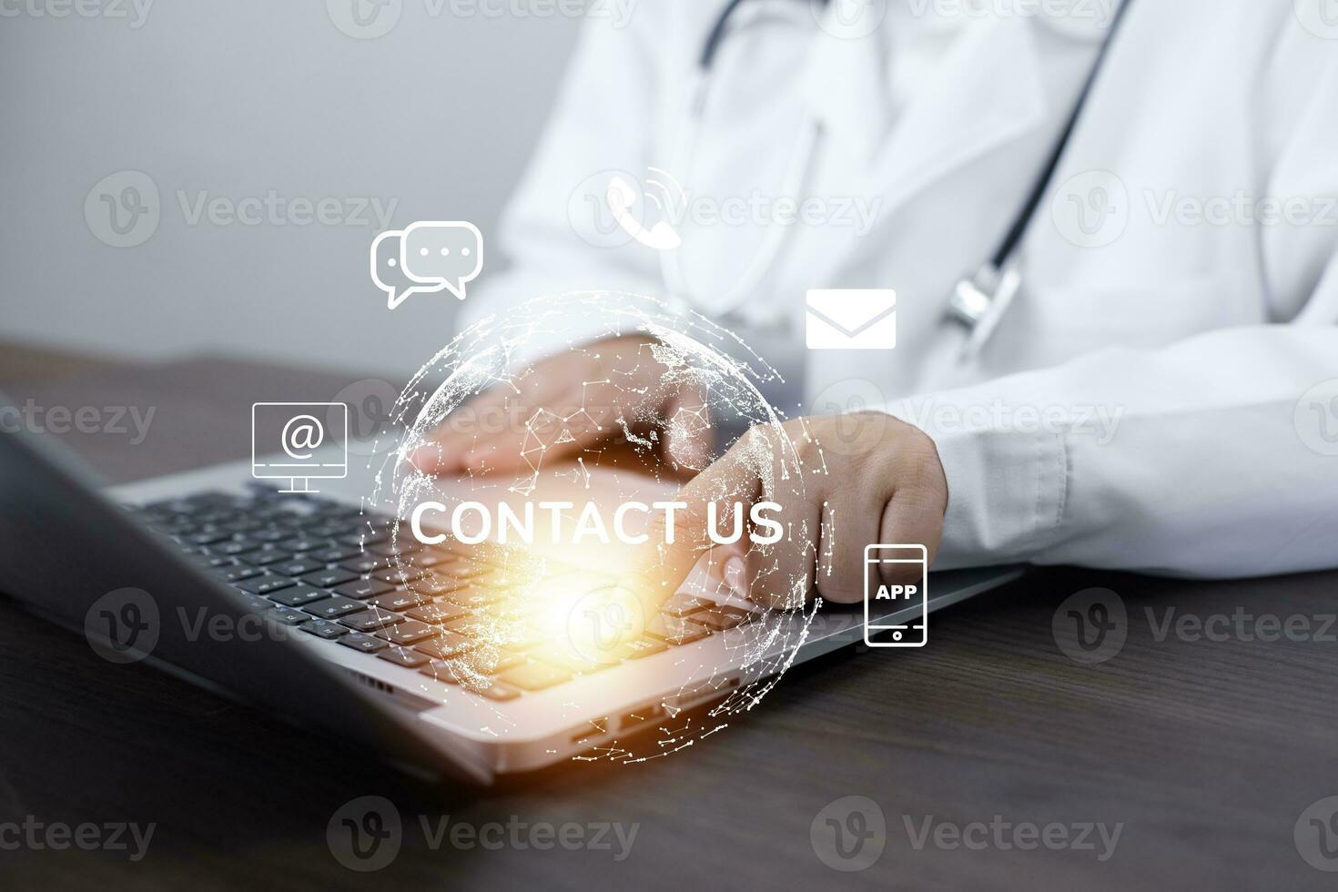 medici utilizzando computer portatili con sos in linea medico consultazione concetto specializzarsi nel telefono assistenza per consulenza contatto, medico segreto, emergenza in linea medico, appuntamento di e-mail o Telefono foto