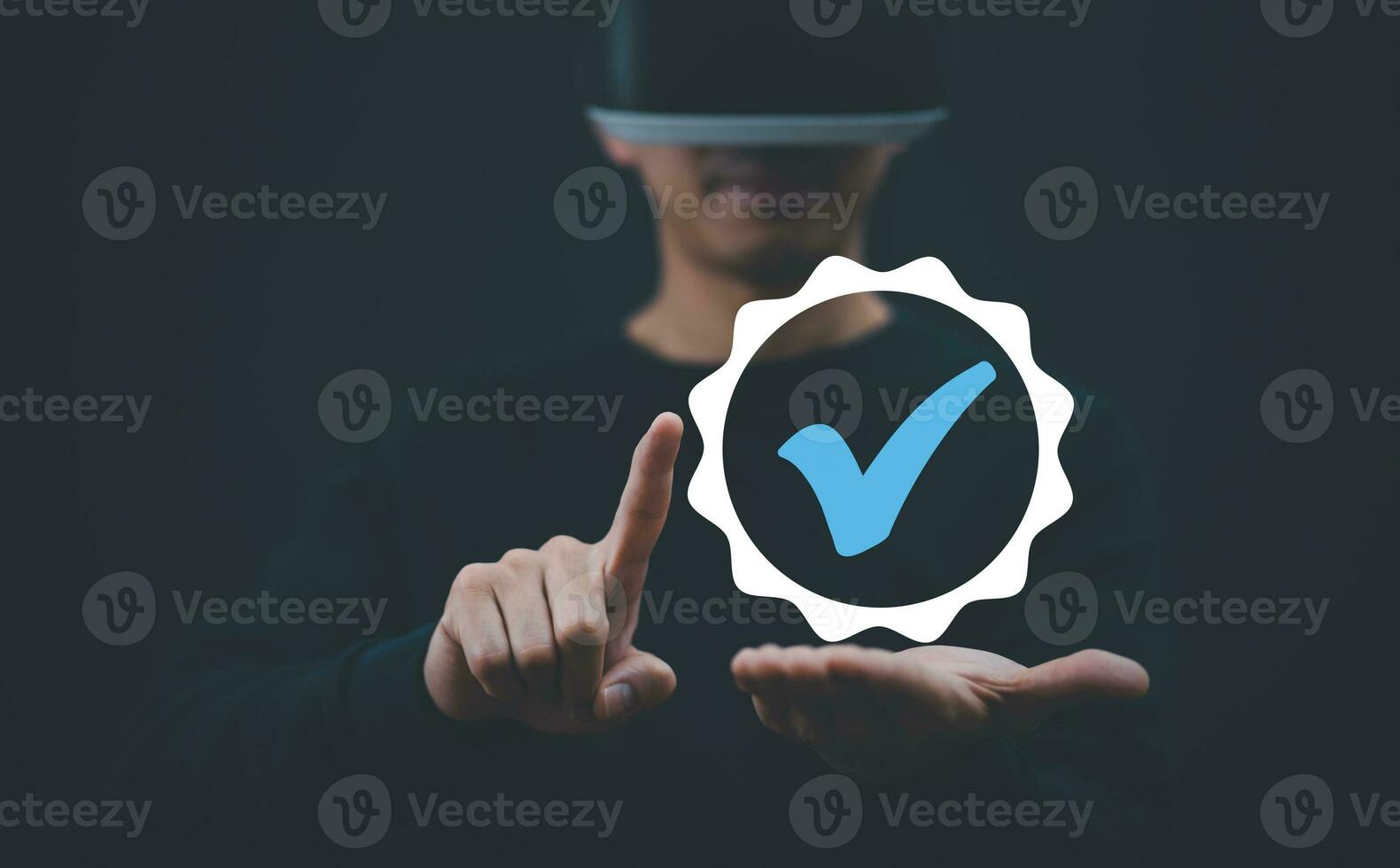 qualità garanzia di attività commerciale Servizi, uomo indossare vr bicchieri virtuale mano Spettacoli il cartello di il superiore servizio qualità assicurazione, garanzia, standard, iso certificazione e standardizzazione concetto. foto