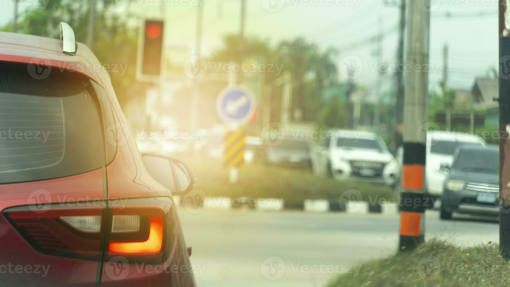 astratto e sfocato posteriore lato di rosso auto fermare di traffico rosso leggero controllo. auto Aperto vero su brack luce. macchine attraverso il strada coda per guidare inoltrare. ambiente di alberi e nazione nel Tailandia. foto