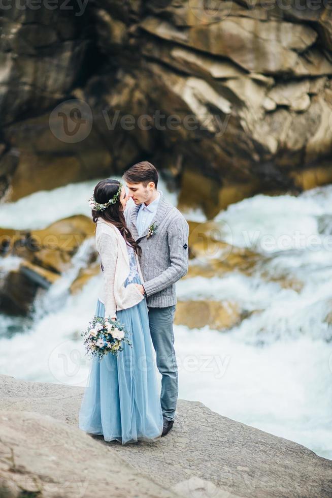 giovane coppia innamorata su un fiume di montagna foto