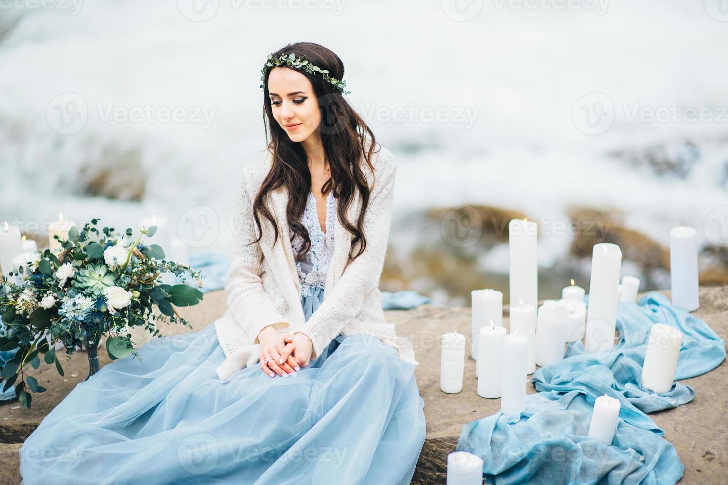 giovane donna innamorata su un fiume di montagna foto