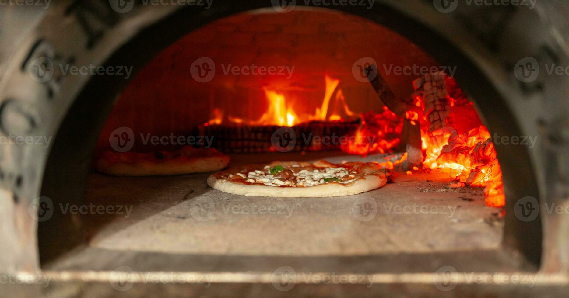 Pizza margherita nel un' legna forno. foto