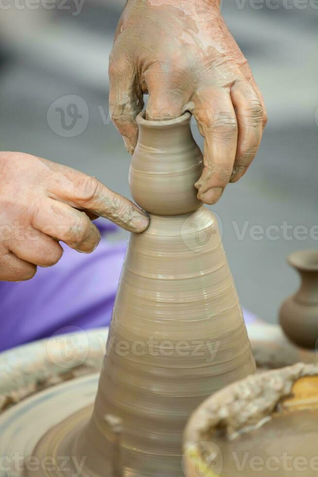 mani fabbricazione ceramica su un' ruota foto