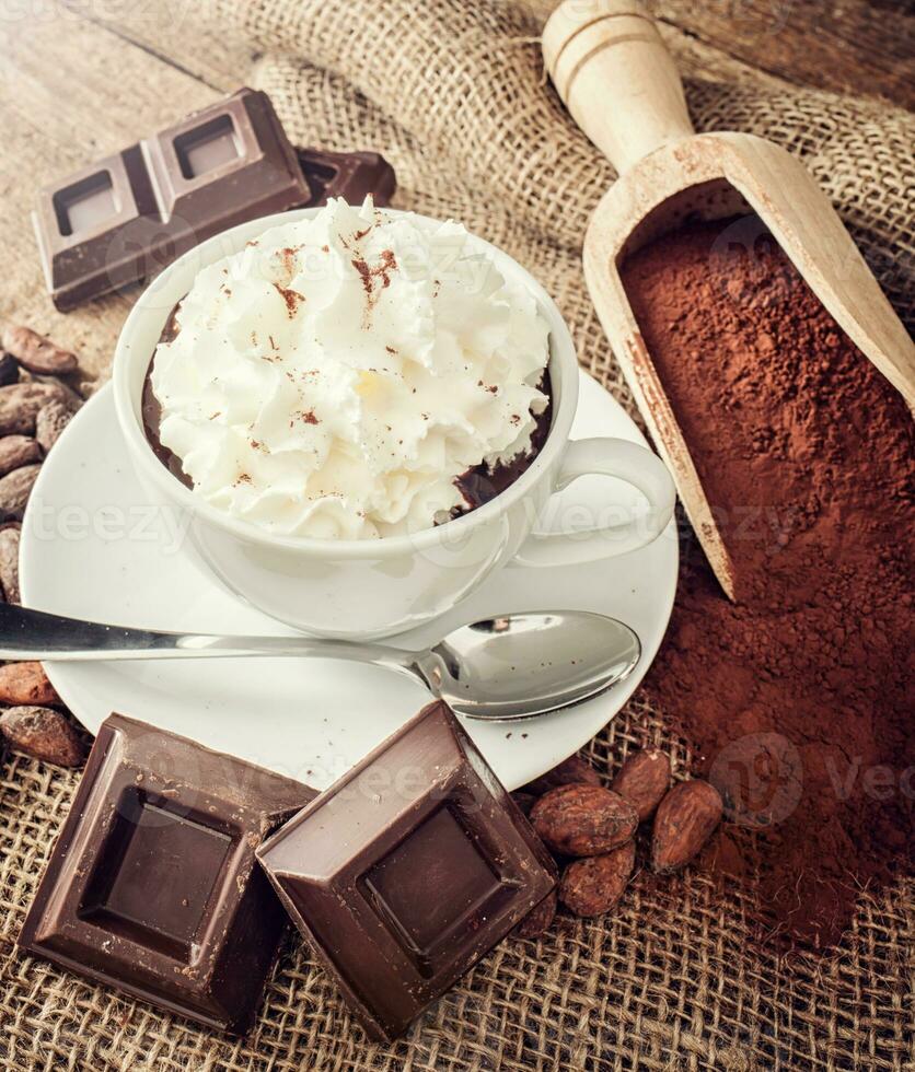 tazza di caldo cioccolato con frustato crema foto