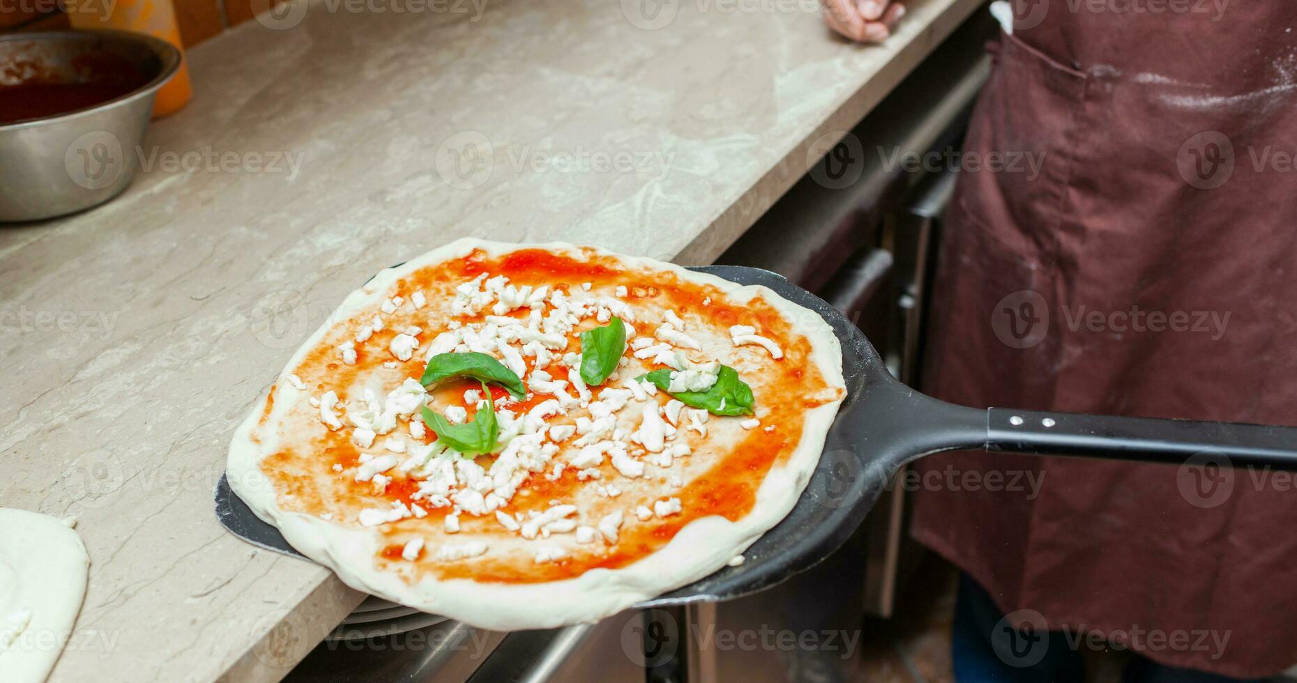 crudo margherita Pizza su cottura al forno pala. foto