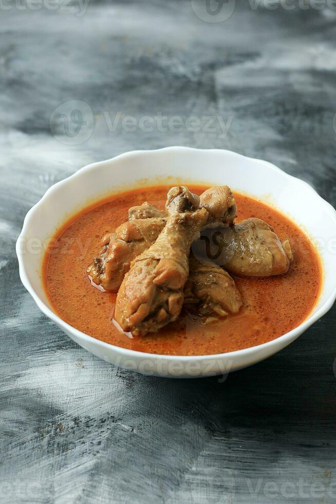 pollo curry è pollo carne nel Curcuma e Noce di cocco latte la minestra. foto