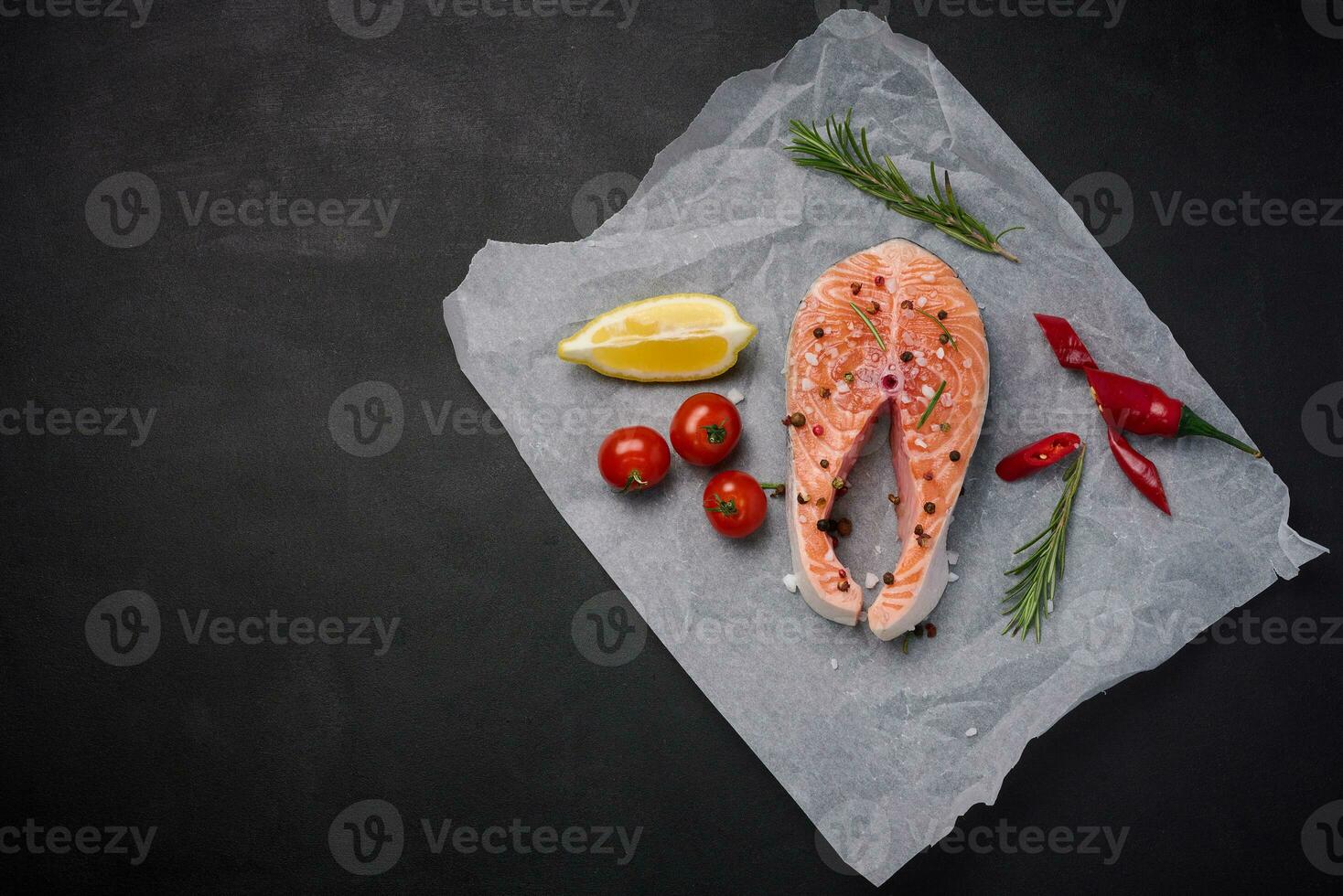 crudo pezzo di salmone con spezie è dire bugie su pergamena carta, superiore Visualizza foto