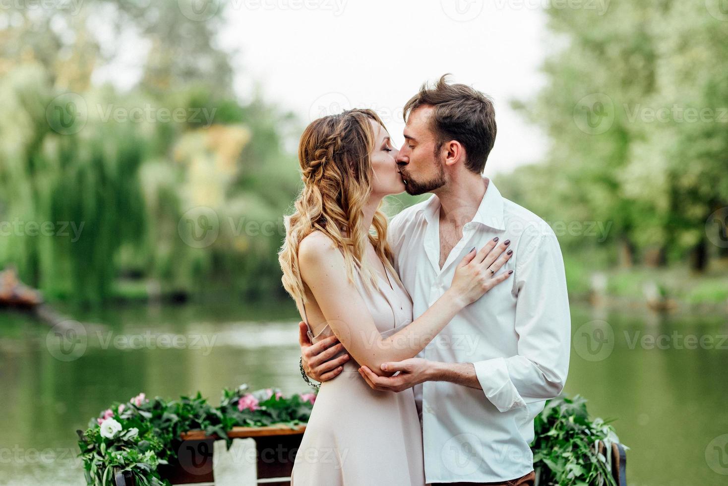 una gita in barca per un ragazzo e una ragazza lungo i canali e le baie del fiume foto