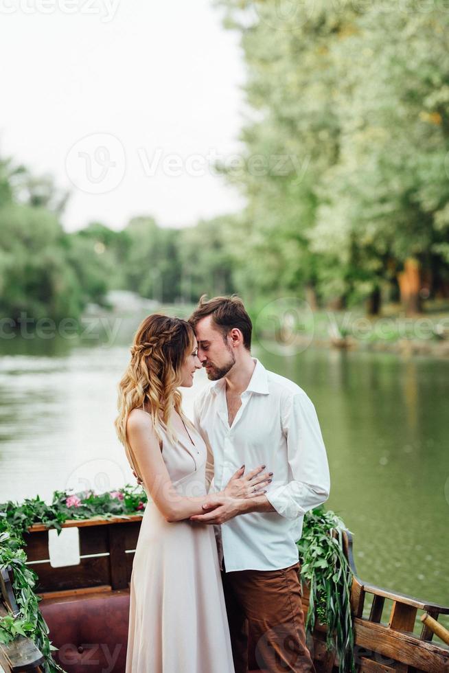 una gita in barca per un ragazzo e una ragazza lungo i canali e le baie del fiume foto