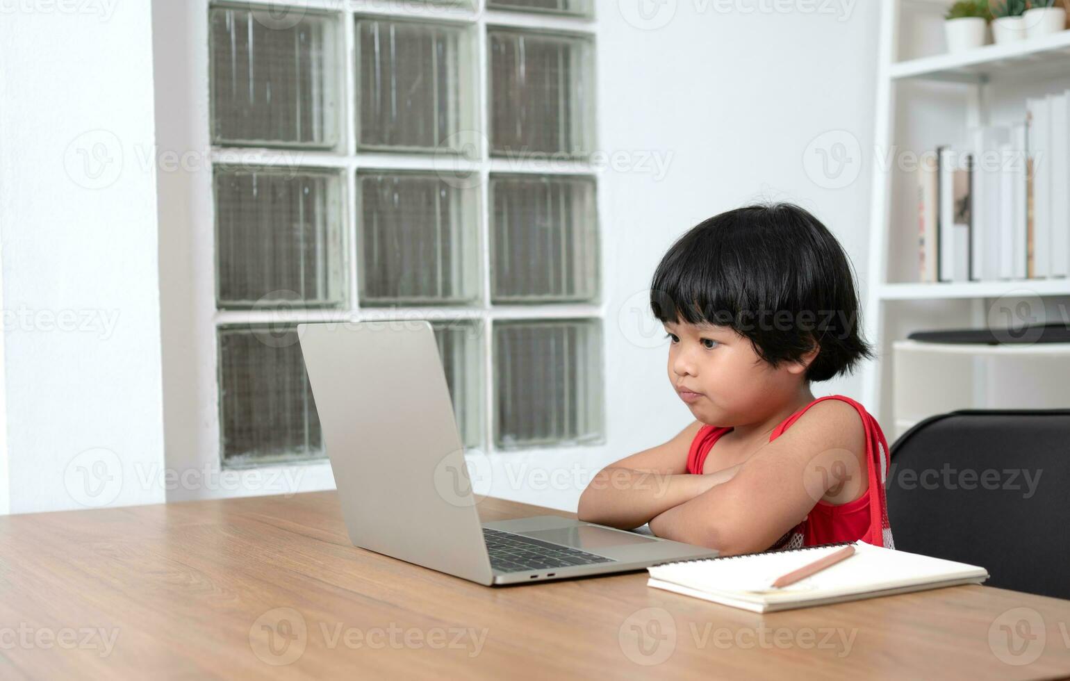 contento asiatico ragazza alunno in linea apprendimento classe a partire dal un' computer con un' insegnante, in linea formazione scolastica è un' tecnologia per sociale distanza nel un' nuovo normale stile di vita, concetto di casa scuola e precettore foto