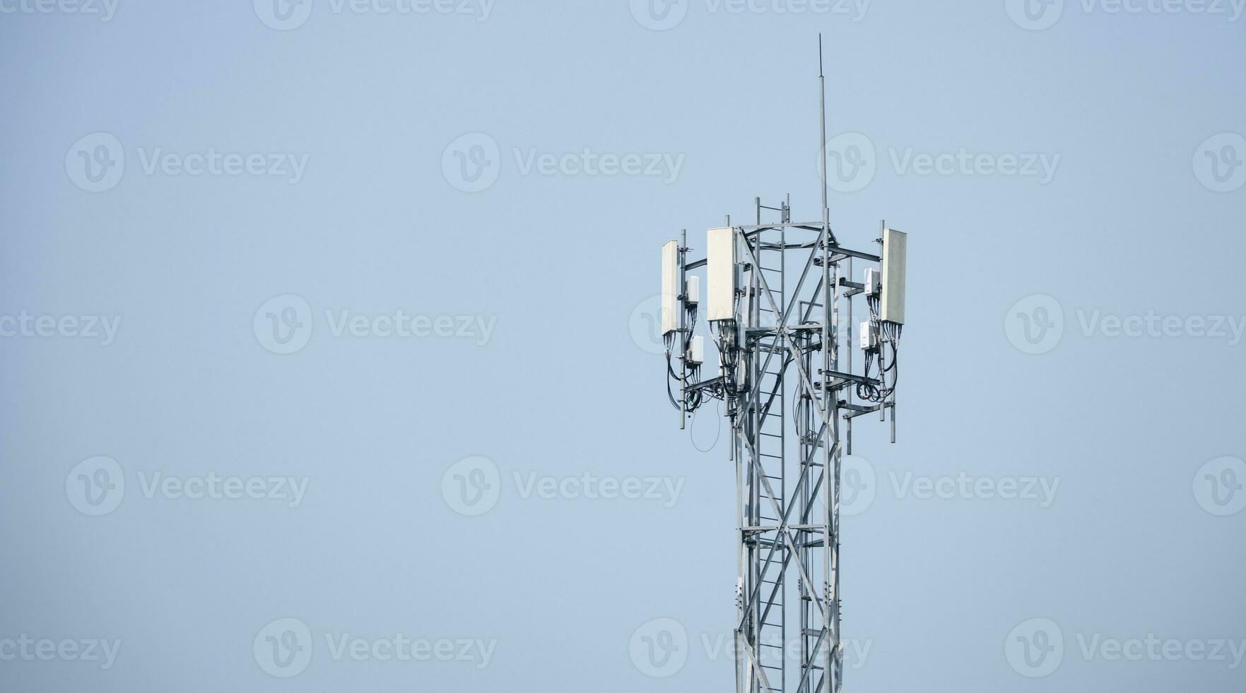 telecomunicazione Torre. antenna su grigio cielo. Radio e satellitare polo. comunicazione tecnologia. telecomunicazione industria. mobile o Telecom 5g Rete. Rete connessione attività commerciale sfondo. foto