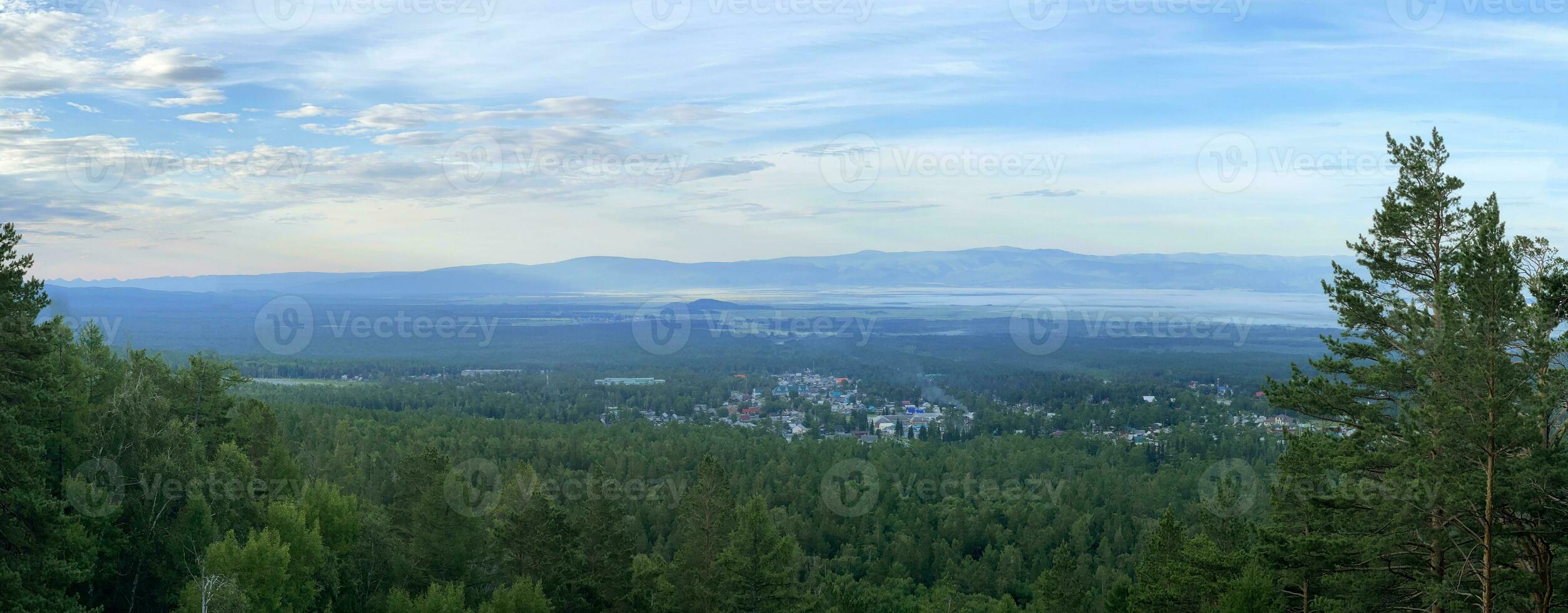 panoramico Visualizza di il villaggio di arshan nel il foschia. valle di il sayan montagne. buriazia. Russia. foto