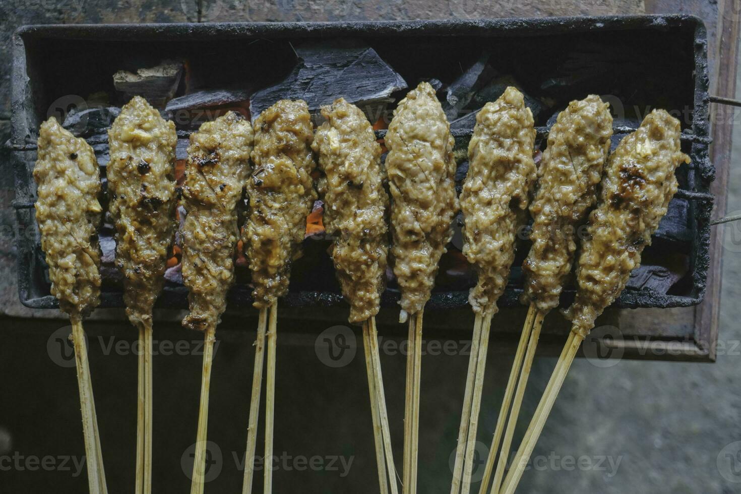 saziare buntel o satay buntel è satay fatto a partire dal tritato montone avvolto nel montone Grasso è essere grigliato su carbone foto