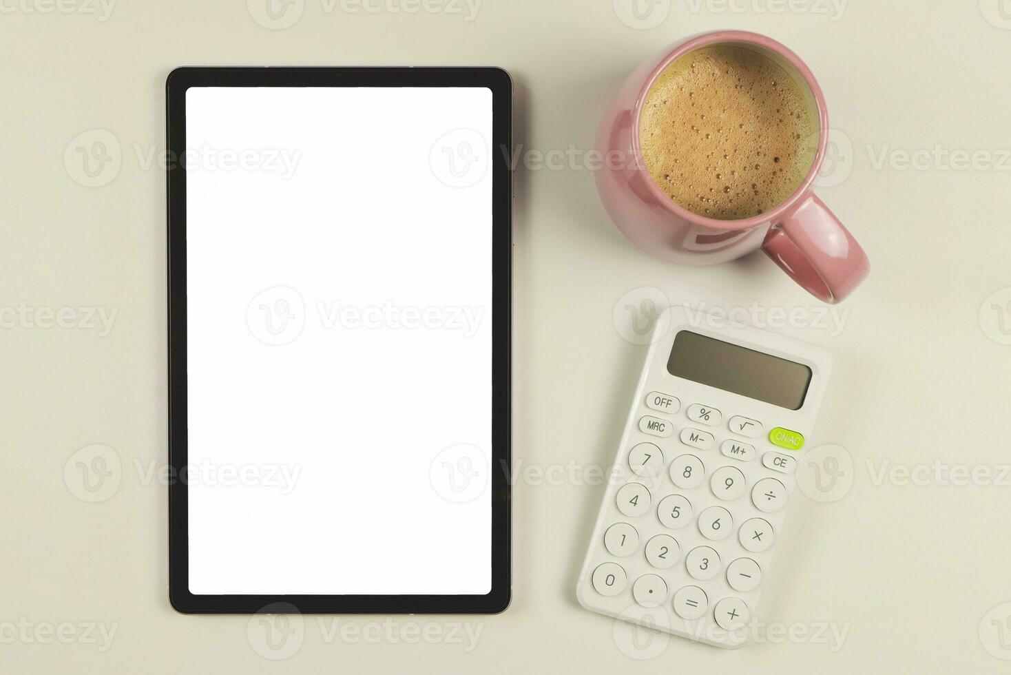 piatto posare di digitale tavoletta con vuoto bianca schermo, rosa tazza di caffè, e bianca calcolatrice isolato su bianca sfondo. foto