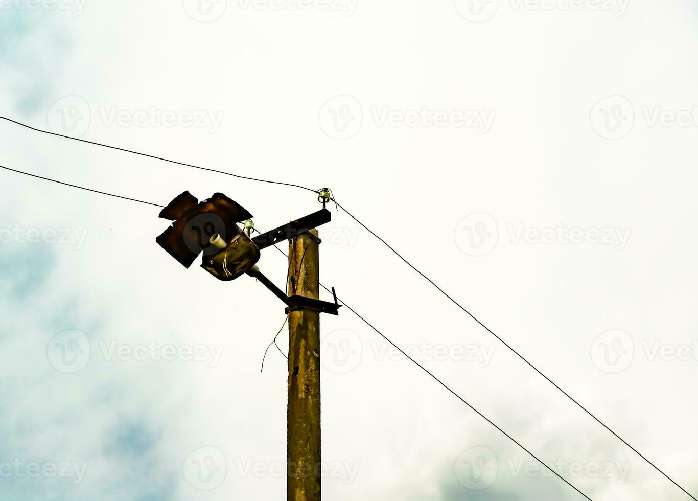 palo elettrico di potenza con filo di linea su sfondo colorato da vicino foto